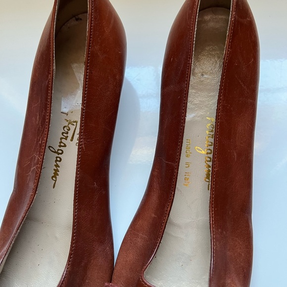 Salvatore Ferragamo Brown Leather Vara Pumps with Gold Accent - Picture 2 of 7